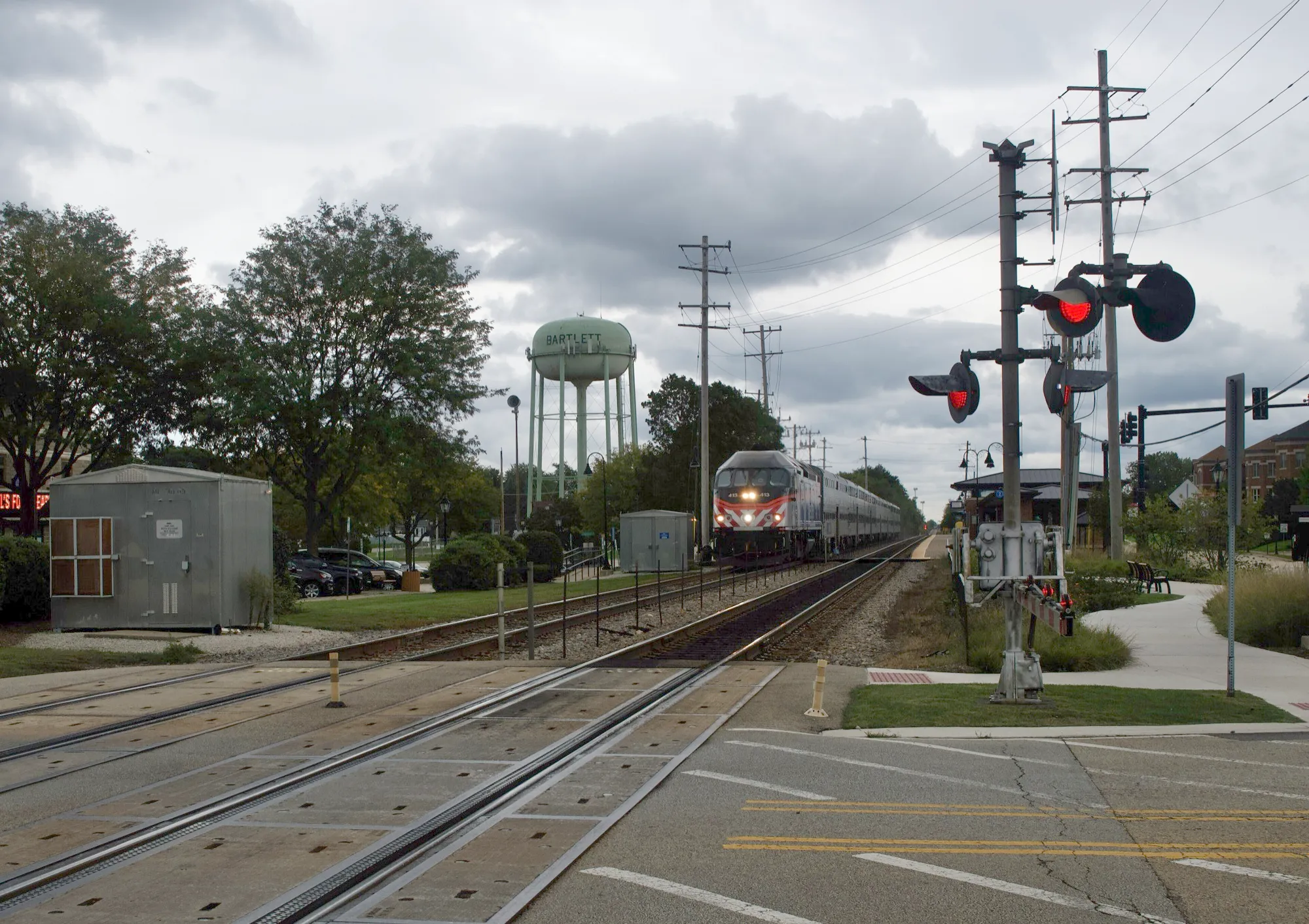 A Metra train arriving in Bartlett